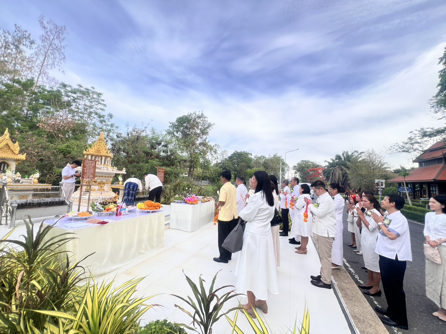 title - ปฏิรูปที่ดินจังหวัดเพชรบุรี พร้อมด้วย เจ้าหน้าที่ ส.ป.ก.เพชรบุรี ร่วมโครงการพัฒนาบุคลากรเพื่อเพิ่มประสิทธิภาพการดำเนินงานด้านศิลปหัตถกรรม กิจกรรมไหว้ครูช่าง ณ ชั้น 2 อาคารพระมิ่งขวัญ ศูนย์ส่งเสริมและพัฒนาอาชีพเสริมนอกภาคการเกษตร ตำบลช้างใหญ่ อำเภอบางไทร จังหวัดพระนครศรีอยุธยา